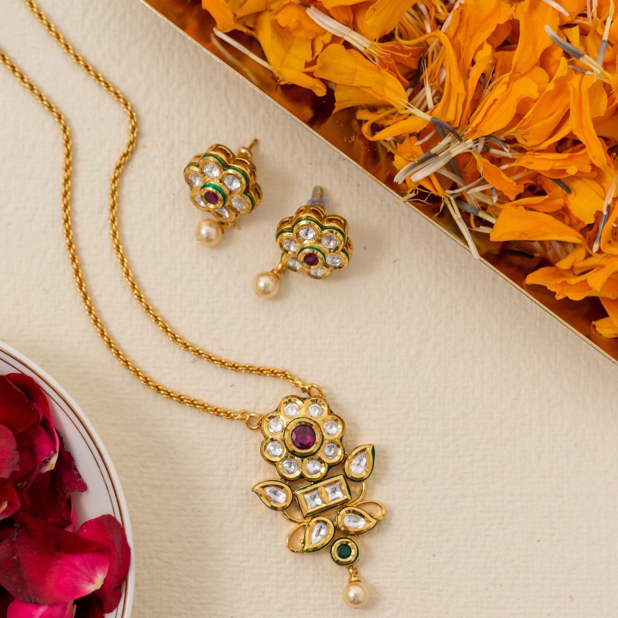 Kundan gold clearance pendant set